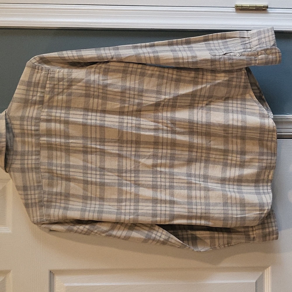 Button down - Picture 3 of 3
